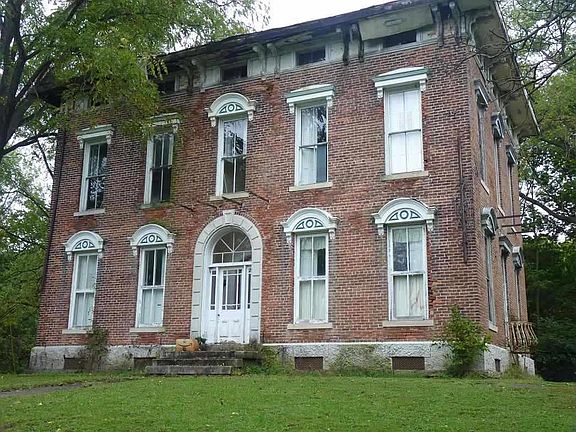 2nd image of 210 Meredith St