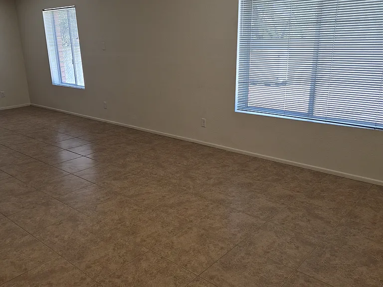2642 N Calle De Romy — Photo 2