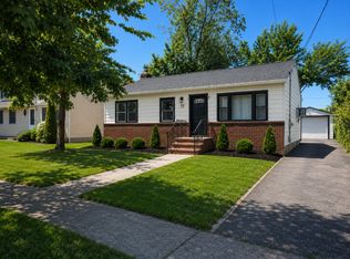 77 4th St, New Hyde Park, NY 11040