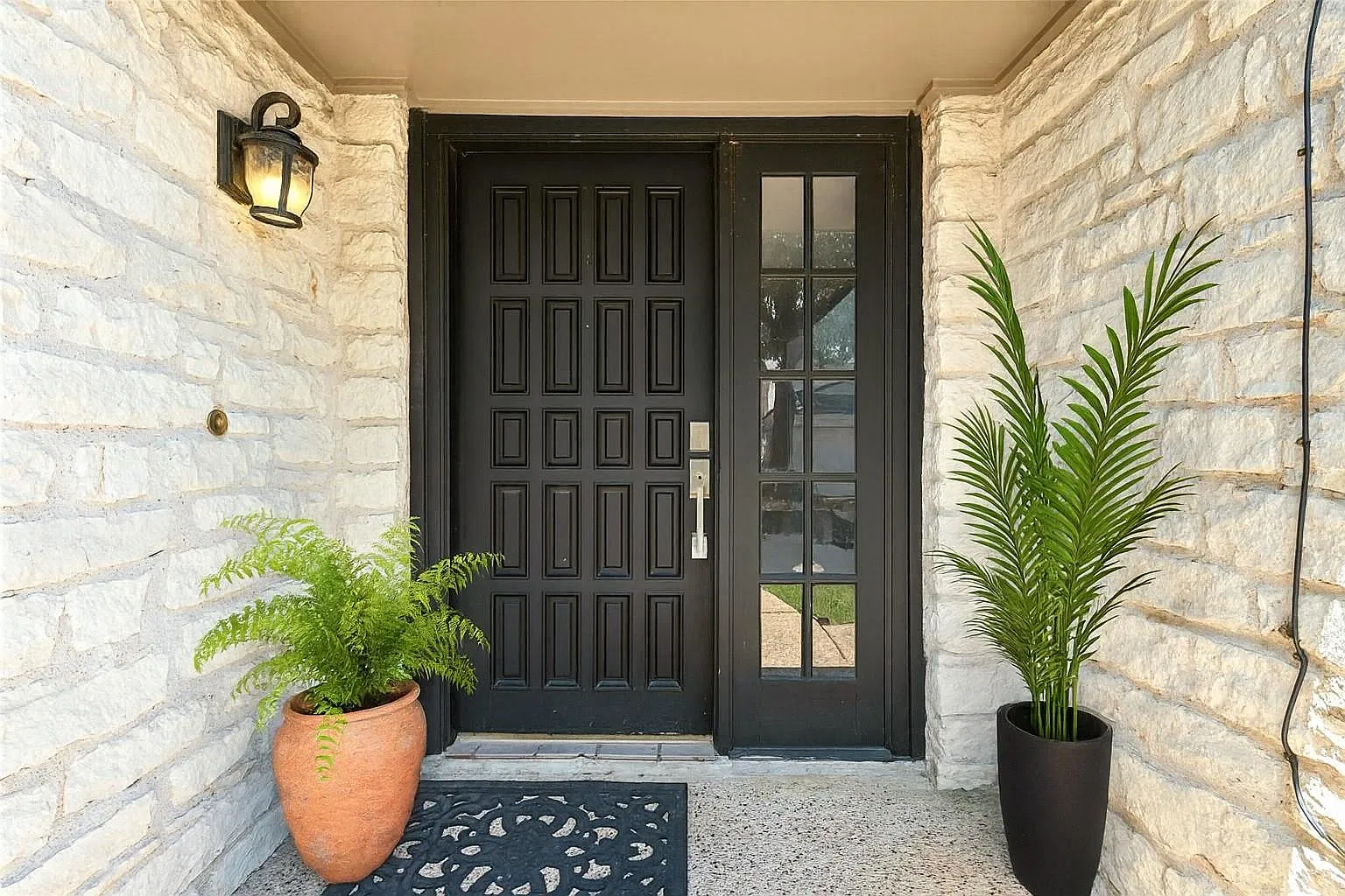 3 bed, 2.0 bath, 2096 sqft, $4,100 — Photo 4