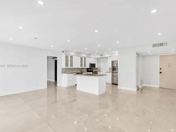 300 Diplomat Pkwy APT 204, Hallandale, FL 33009