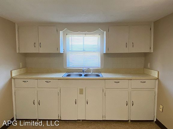 3rd image of 1009 Linden St