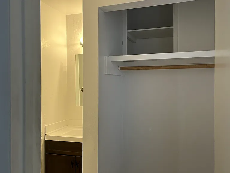 Updated End Units - Spacious Studios 4 Blocks to UNM — Photo 7