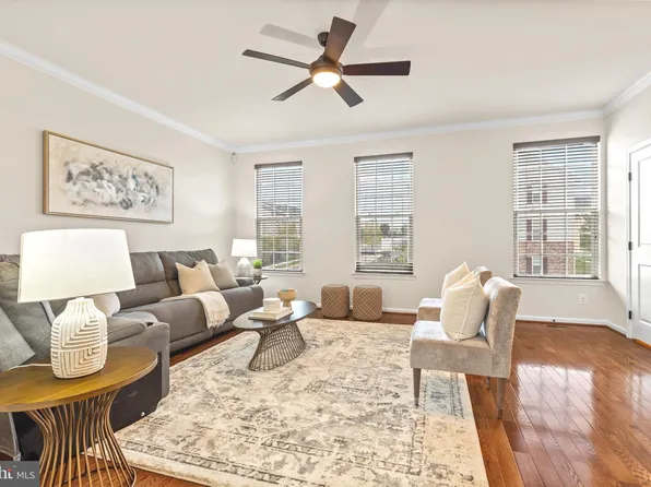 7020 Darbey Knoll Dr, Gainesville, VA 20155