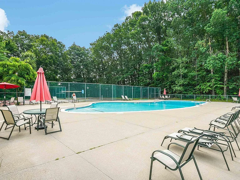19 Country Club Dr — Photo 13