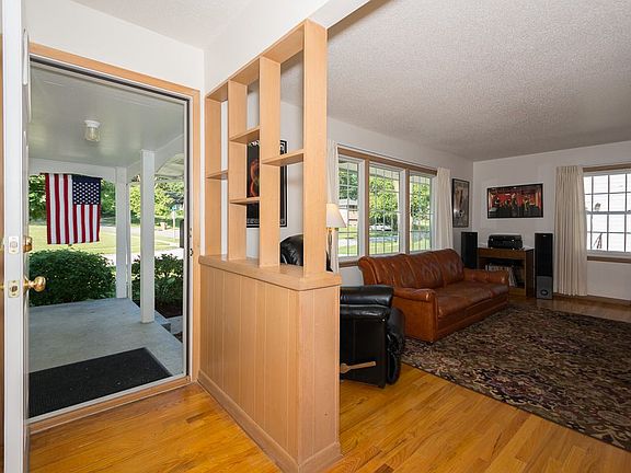 4th image of 2925 Meadow Ln