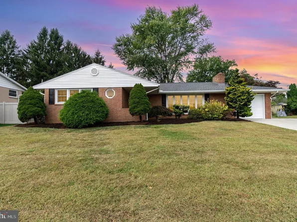 8 Grinnel Dr, Camp Hill, PA 17011