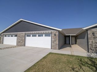 2111 N Walnut St, Hull, IA 51239