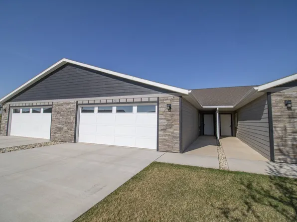 2111 N Walnut St, Hull, IA 51239