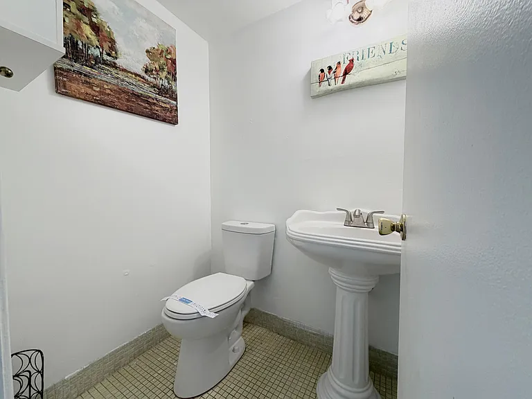 62 Easthampton C — Photo 14