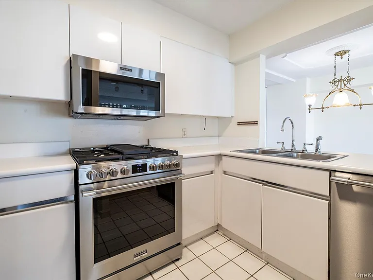 170 W Broadway #4H — Photo 11