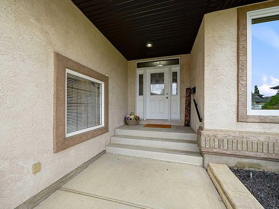 2nd image of 111 NE Adams Clos