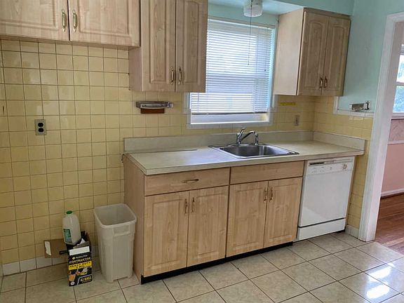 3rd image of 621 Woodside Hts