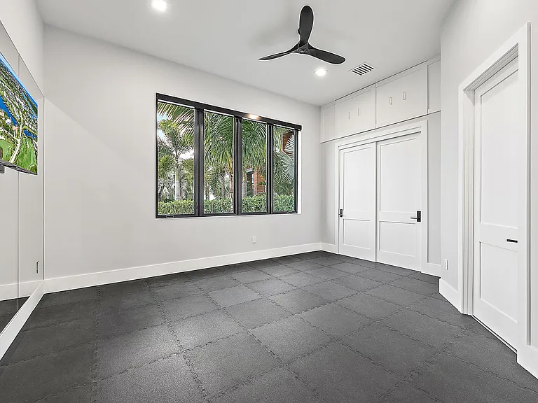 706 Lakeside Cir — Photo 30