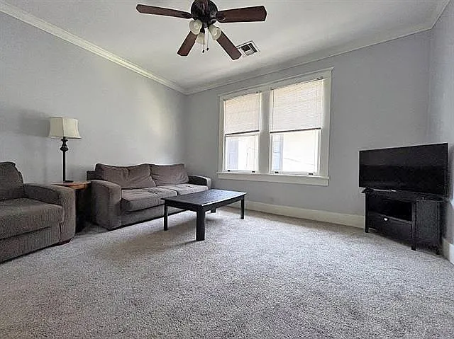 3 bed, 2.0 bath, 3300 sqft, $2,640 — Photo 3