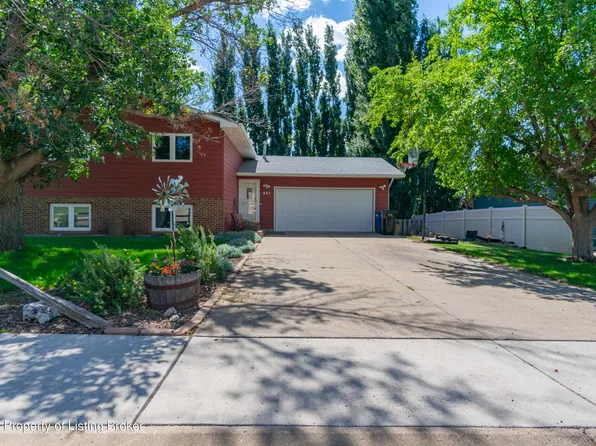 841 17th St W, Dickinson, ND 58601