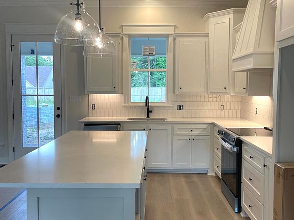3rd image of 32 Redmont Dr