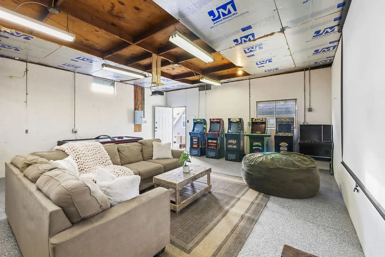 4 bed, 2.0 bath, $7,425 — Photo 2