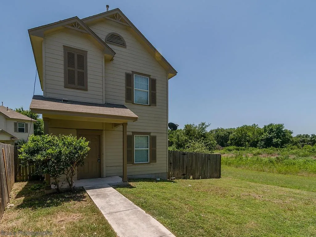 2 bed, 1.5 bath, 872 sqft, $1,565 — Photo 2