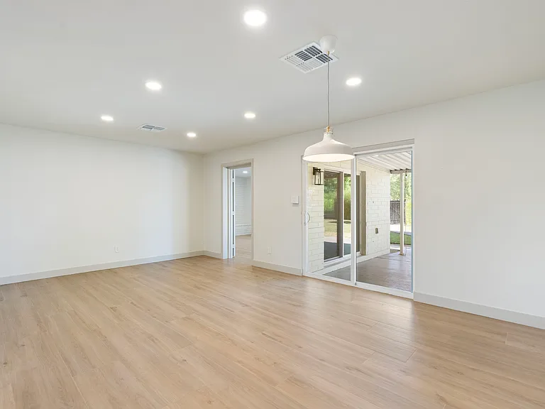 715 W Oregon Ave — Photo 6