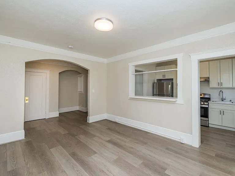 240 Grand — Photo 23