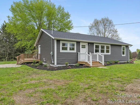 2015 64th St, Fennville, MI 49408