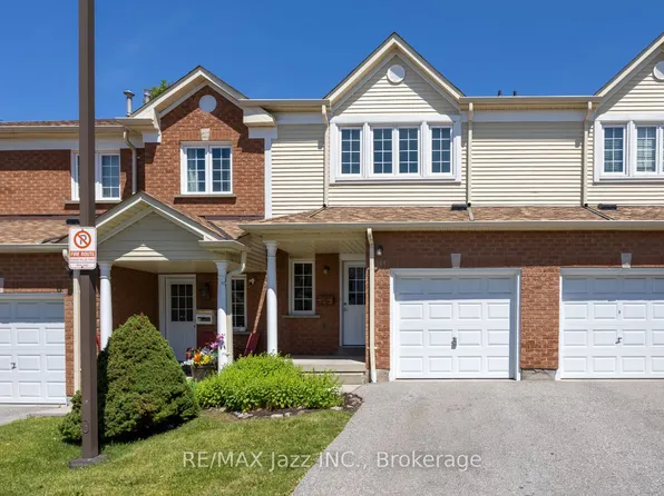 10 Bassett Blvd #14, Whitby, ON L1N 9C8