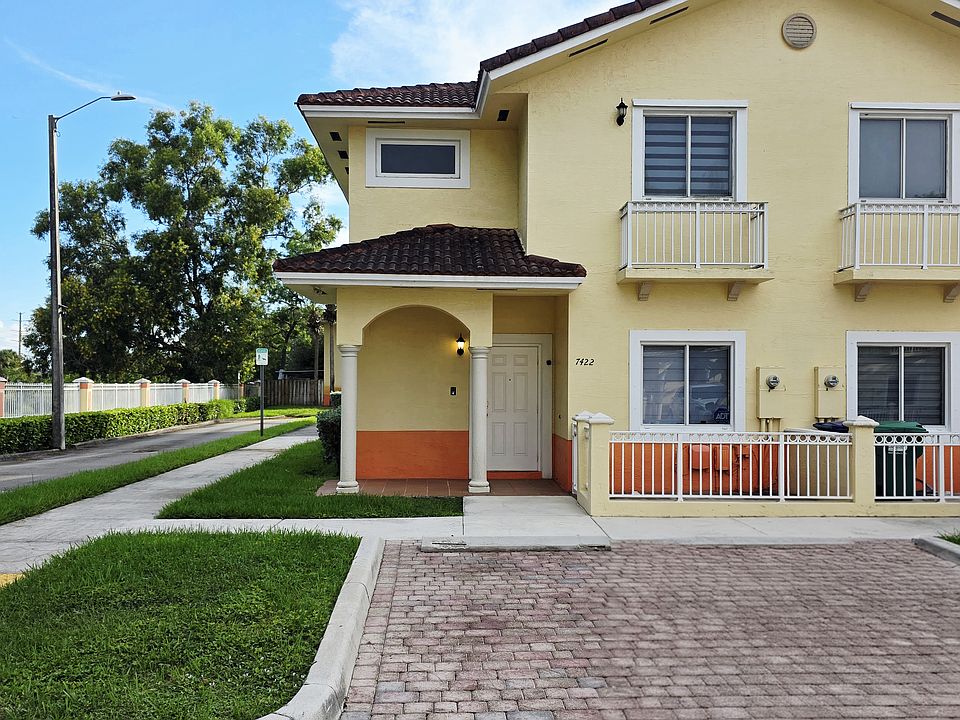 Front door & parking: Corner Lot!