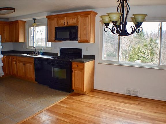 5th image of 89 Sprucewood Dr