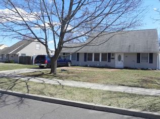 20 Viewpoint Ln, Levittown, PA 19054