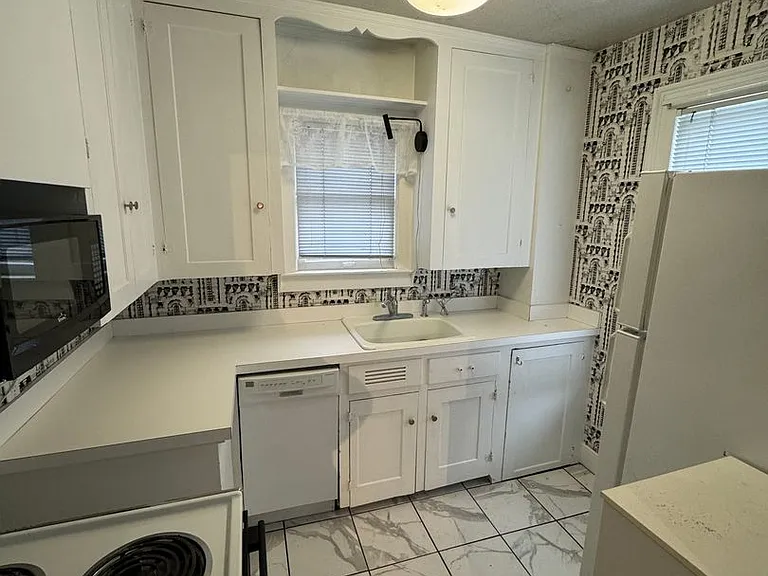 219 N Main St — Photo 3
