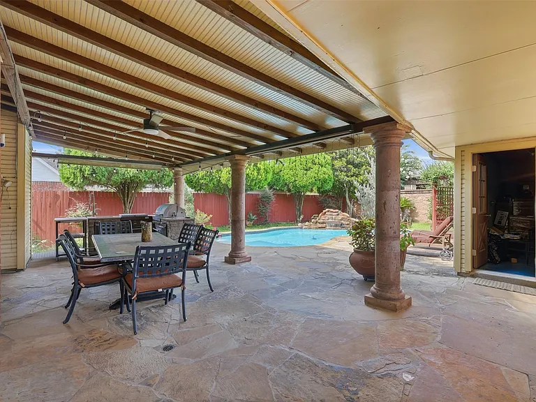 2114 Gentryside Dr — Photo 2