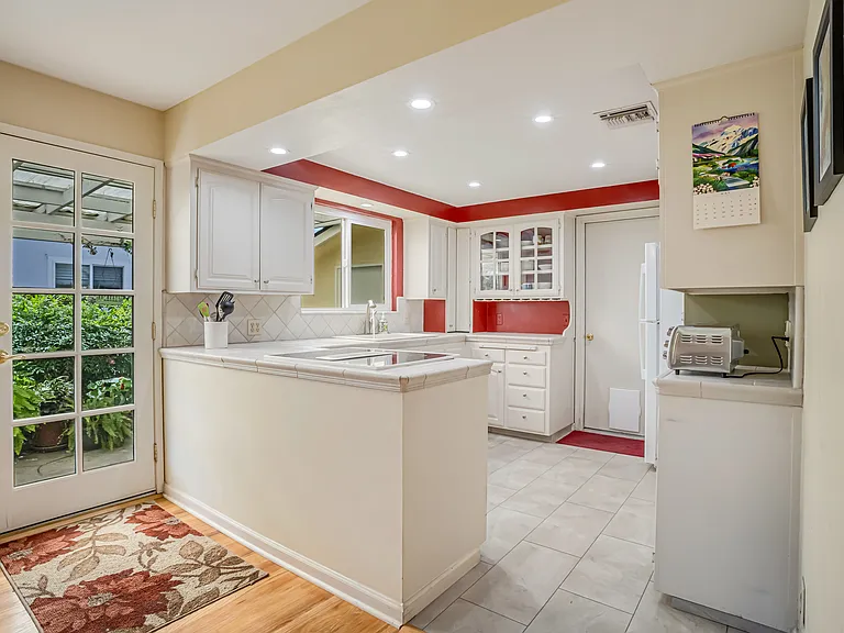 2545 Dewitt Ave — Photo 10