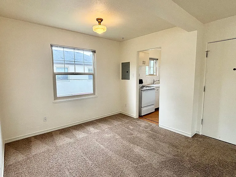 N0131 - Claremont Apartments — Photo 7