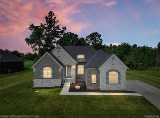 2100 Shane Ct, Oxford, MI 48370