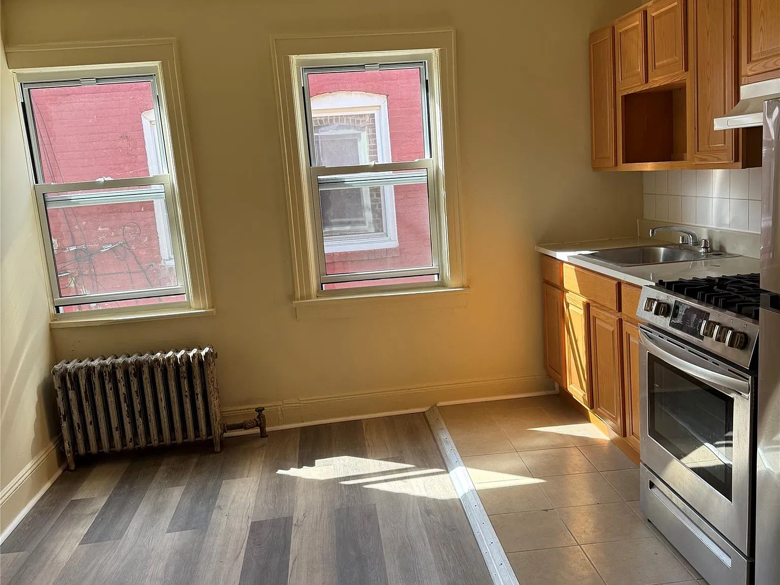 3 bed, 1.0 bath, 1394 sqft, $2,600 — Photo 2