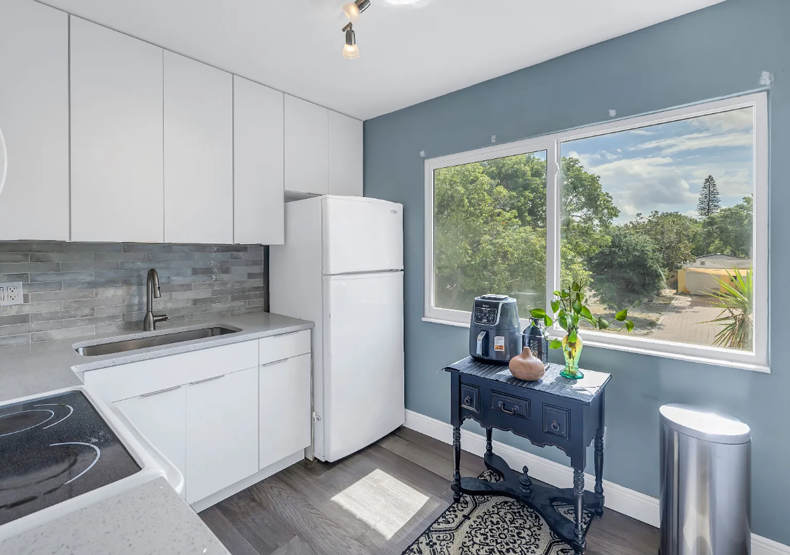 2- Bedroom End Unit Near The Beaches — Photo 3