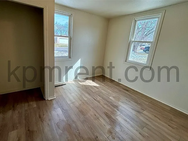 302 19th St NE — Photo 4