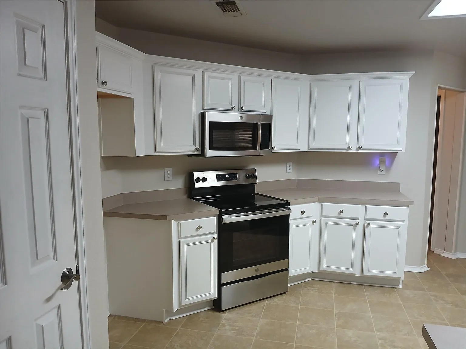 3 bed, 1982 sqft, $1,900 — Photo 4