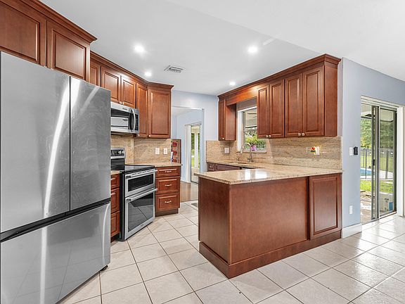 3rd image of 206 Parkwood Drive S