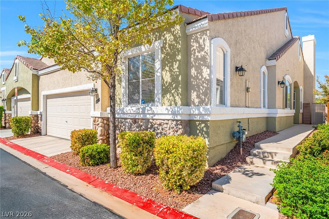 3 bed, 2.0 bath, 1602 sqft, $2,100 — Photo 2