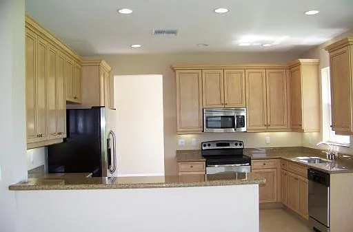 5 bed, 3.0 bath, 2768 sqft, $3,500 — Photo 2