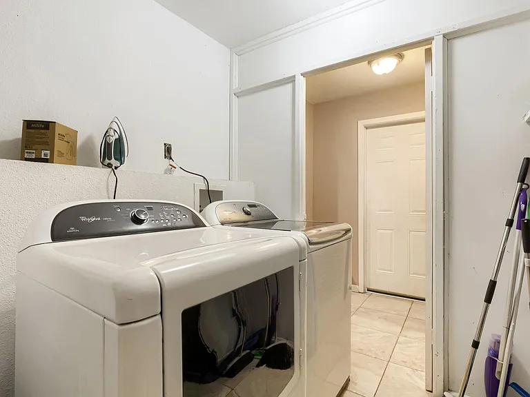 2606 Loyola Ln — Photo 17