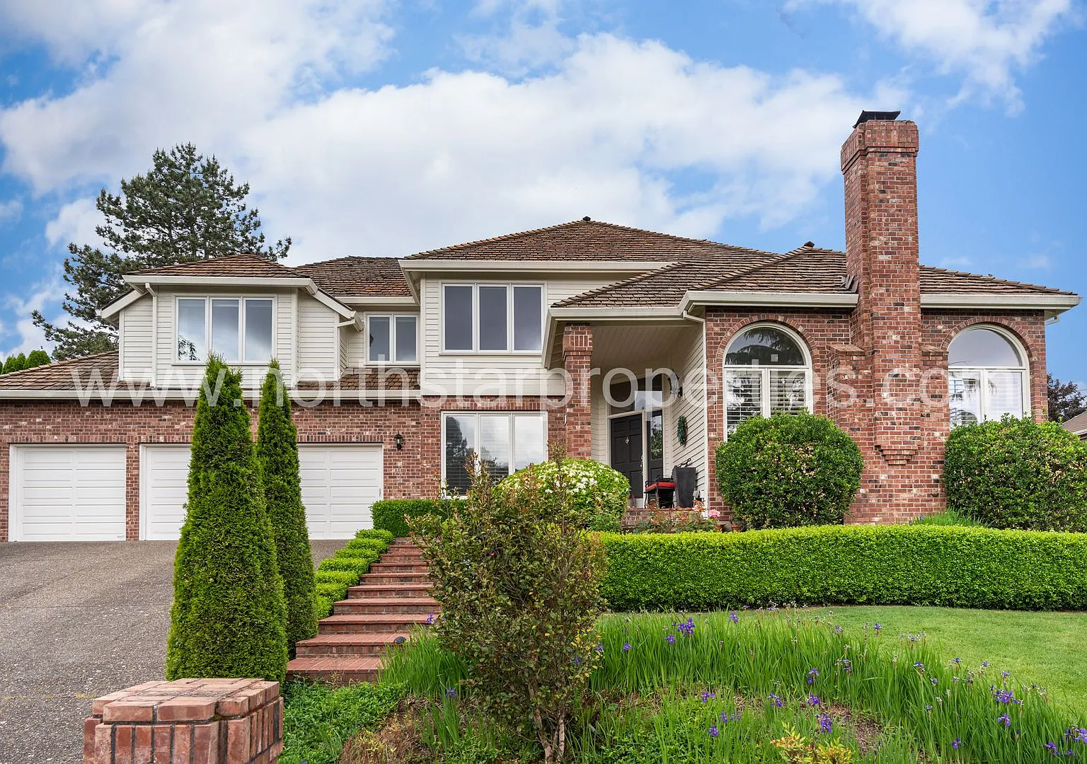 Elegant Palisades Living with Exceptional Space & Timeless Style — Photo 1