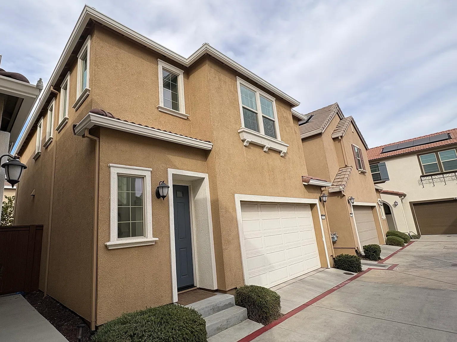 3 bed, 2.5 bath, 1815 sqft, $2,800 — Photo 2