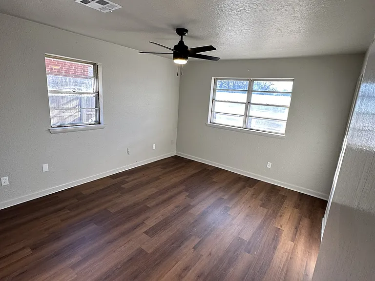 1421 SW 52nd St — Photo 5