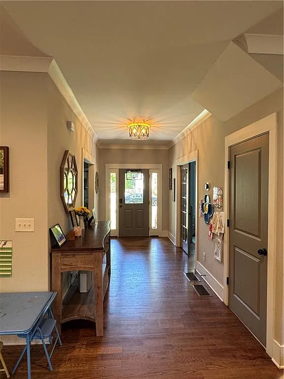 5 bed, 3.0 bath, 3300 sqft, $4,875 — Photo 4