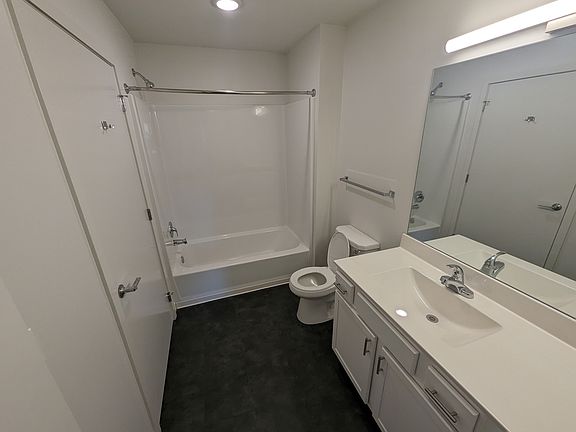 5th image of 832 Commercial St #301