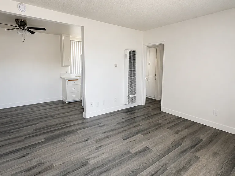 111-115 E Beach Ave — Photo 9