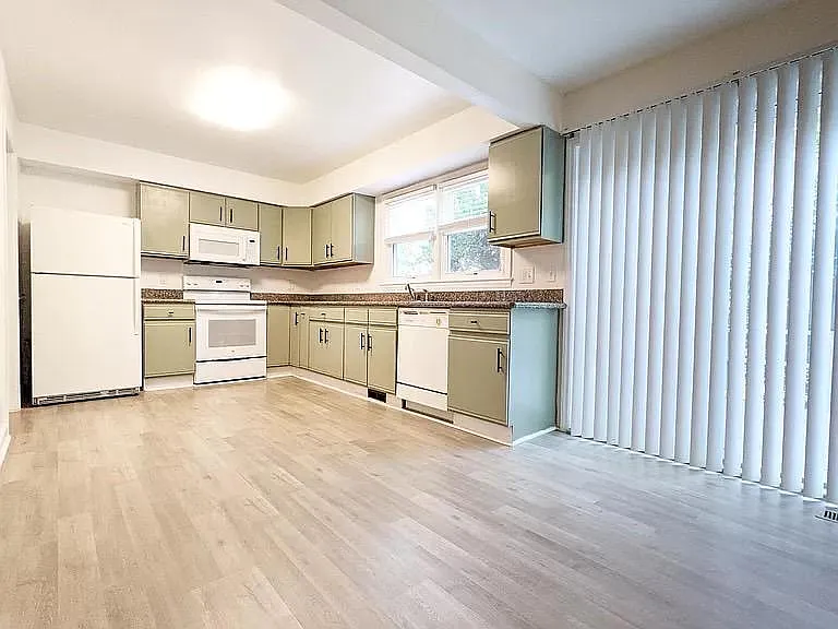 11 Clover Dr — Photo 3